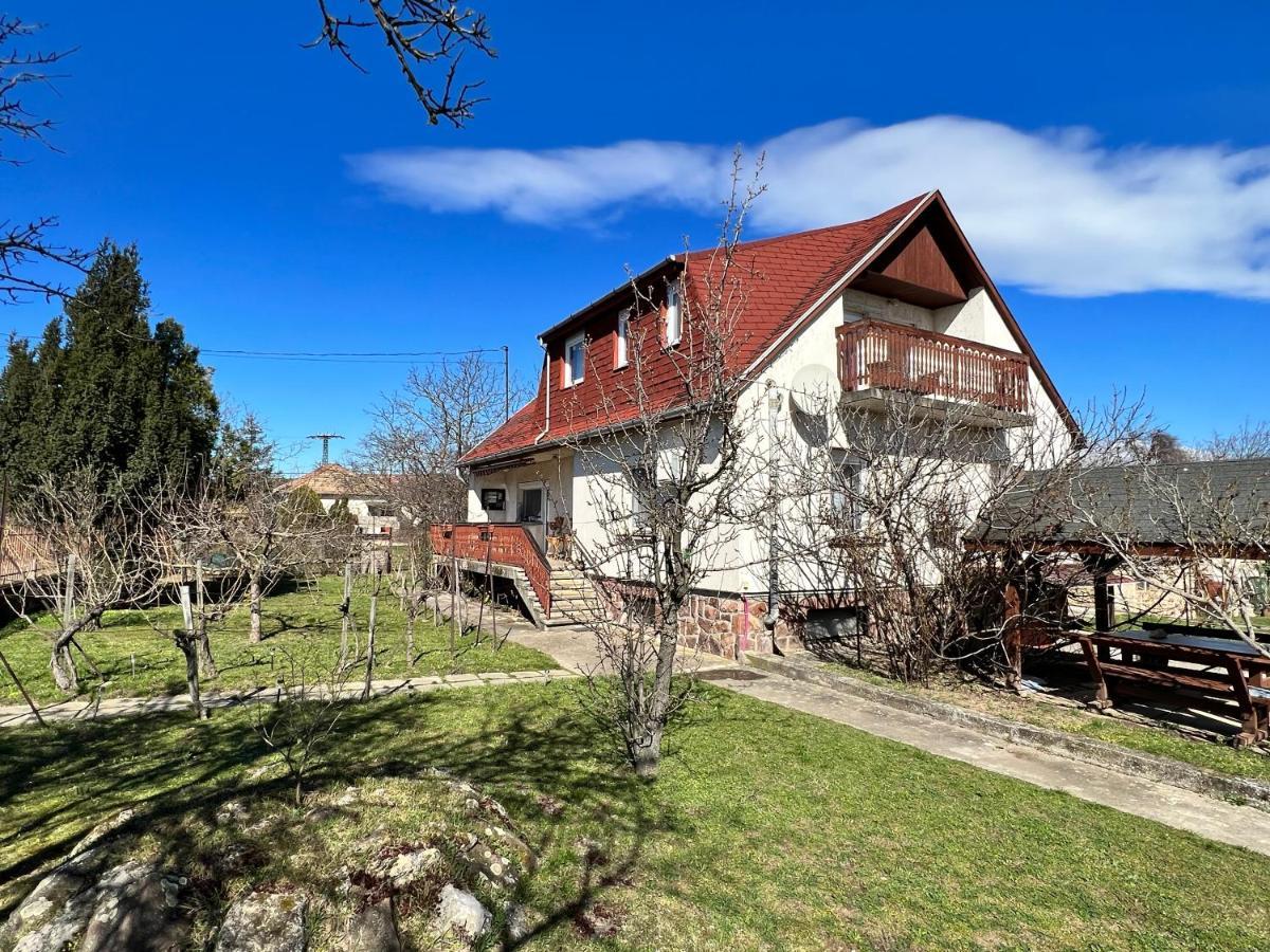 A Festo Vendeghaza / The Painter'S Guest House Zánka Екстериор снимка