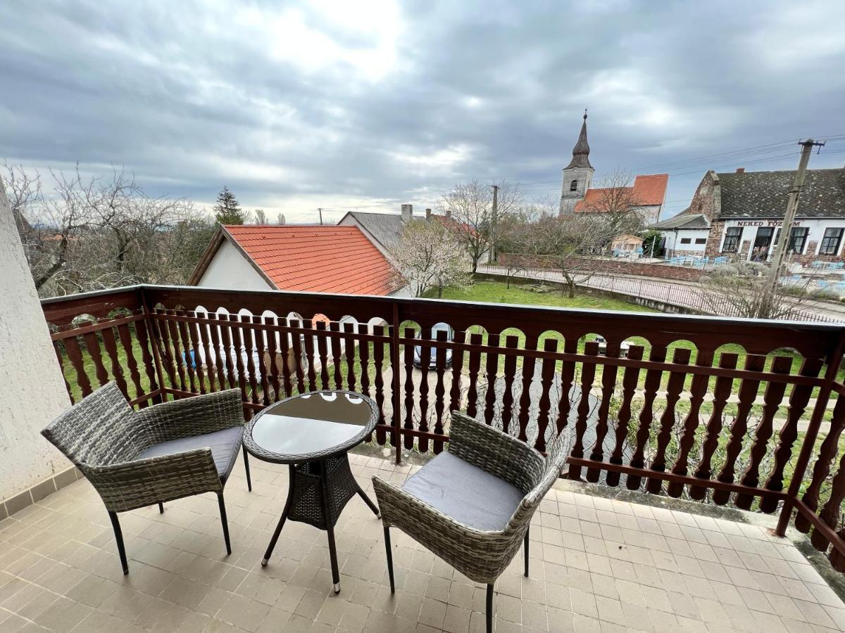 A Festo Vendeghaza / The Painter'S Guest House Zánka Екстериор снимка